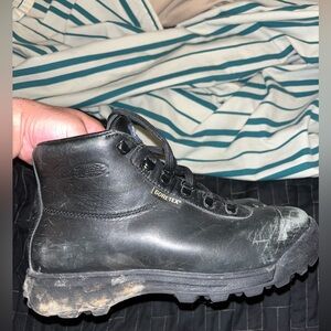 VASQUE GORE TEX HIKING BOOTS MENS SIZE 9M. NO BOX.